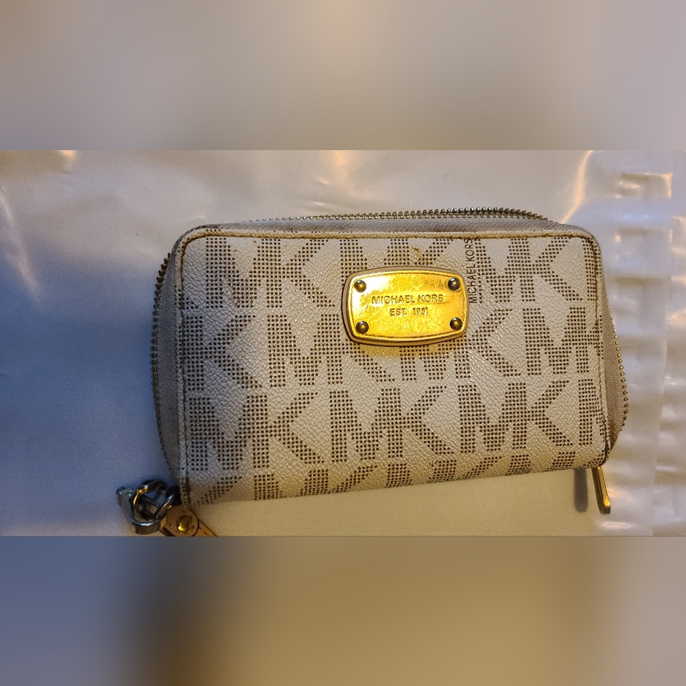 Michael Kors Beige and Gold Wallet *REHAB